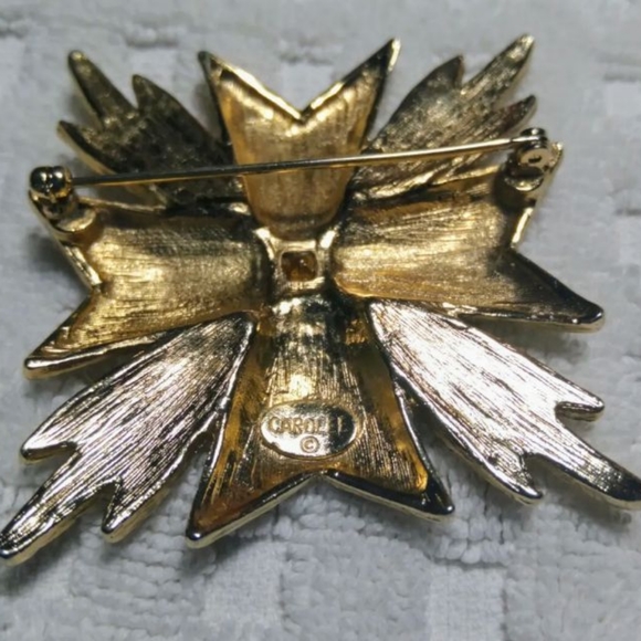 Carolee 2×2" VTG Gold tone cross - Picture 3 of 10